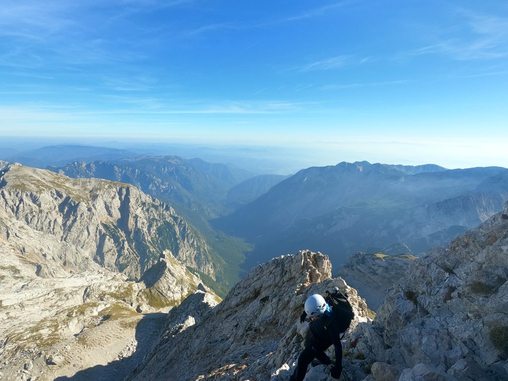 Descending the ridge below Skuta